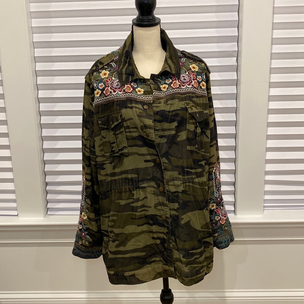 Johnny Was Workshop Floral Embroidered Camo Jacket XXL Drawstring at waist.
